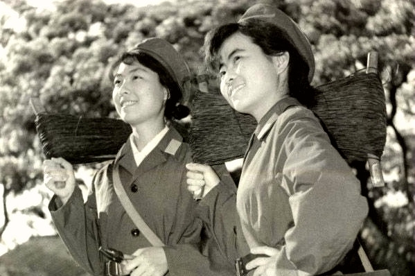 对越反击战中的中国解放军旧照图3的女兵好美