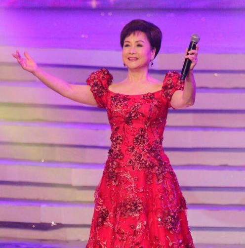 74岁李谷老公终于曝光,与二婚丈夫合影似母子,女儿端庄又漂亮|李谷一