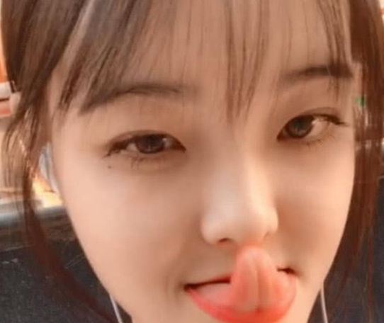 抖音最美萝莉舌头灵活多变网友这柔软度看了浑身打冷战