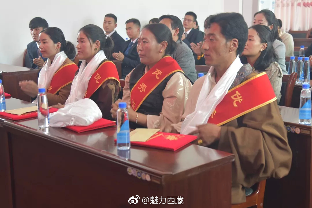 当雄县龙仁乡献礼教师节