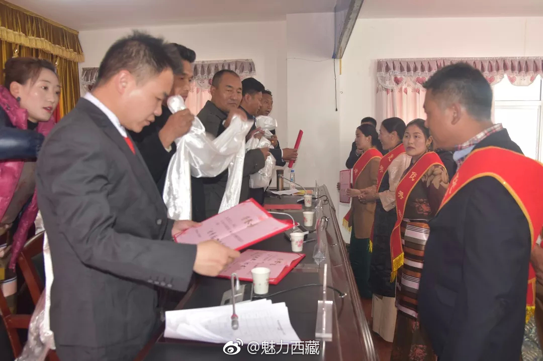 当雄县龙仁乡献礼教师节