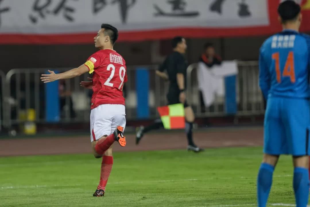 头号射手阿兰停赛,队长郑智休息,恒大以一个不太完整的阵容出战,但是