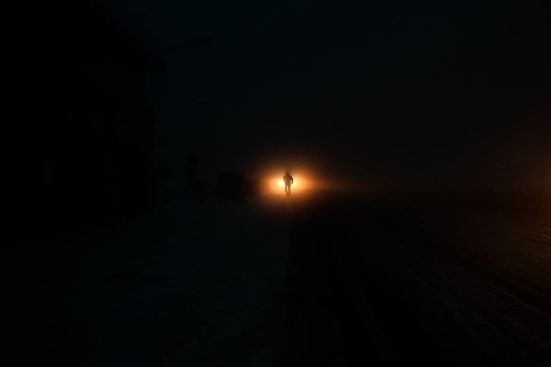 黑夜里闪烁的灯光
