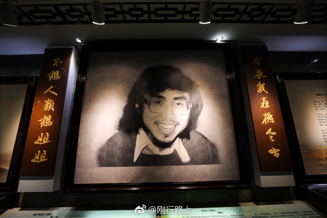 再次来到德令哈,踏足在1988年青年诗人海子在青海旅行时经过德令哈