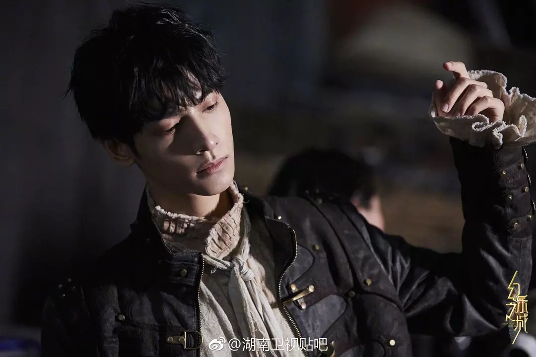 罗云熙《幻乐之城》的预告海报,眼神深邃侧颜超帅,像傲娇的王子