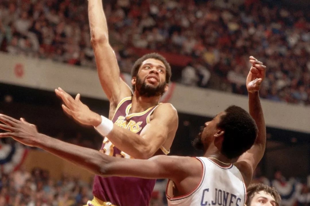 再把时间扩大到贾巴尔雄鹿时期的6年,他在这6年里总共得到了14211分