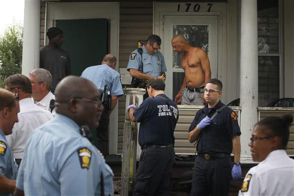 美国两警察撬错房门,被当入侵者,屋主持霰弹枪狂轰