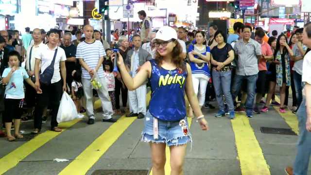 美女歌手冰冰街头演唱《拥抱着你离去》太好听