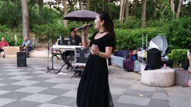 美女歌手冰冰街头演唱《拥抱着你离去》太好听