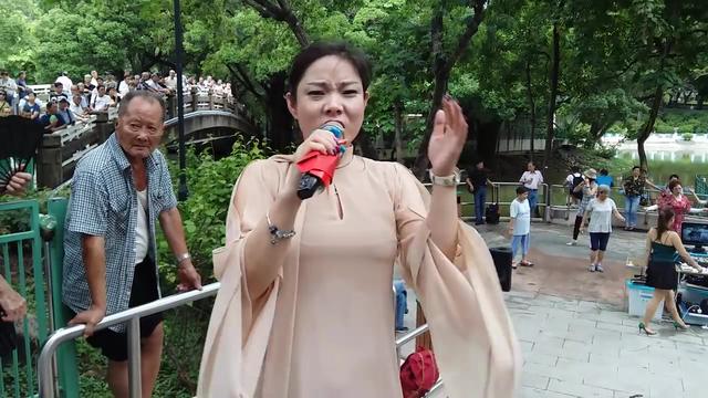 街头女艺人芯妮翻唱《走天涯》歌声响亮,好听极了