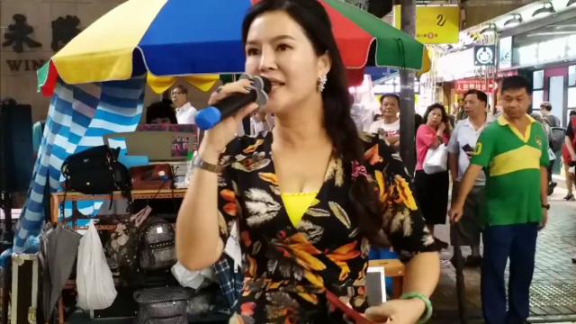街头艺人小红演唱《父亲的草原母亲的河》宛如原唱,好听极了