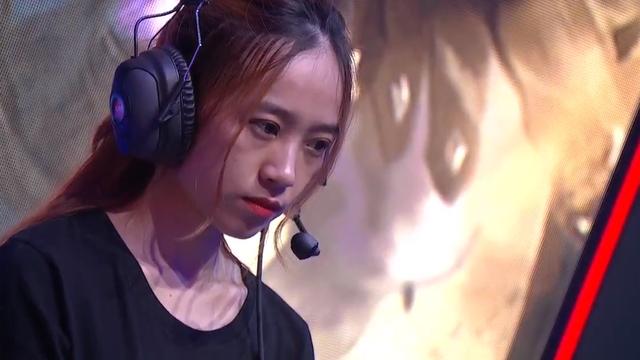 而edg与jdg的第一场比赛中,也可以清楚地看到后面的裁判不是妖风