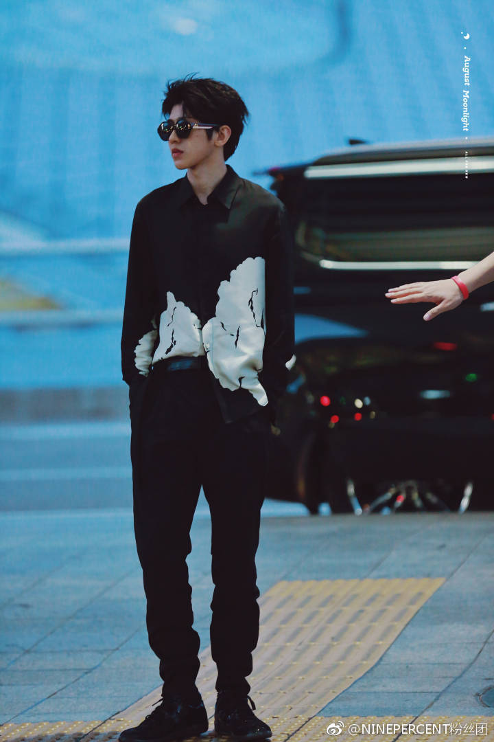 蔡徐坤 机场 欢迎回家,印花衣服黑墨镜大佬范十足,大长腿太迷人