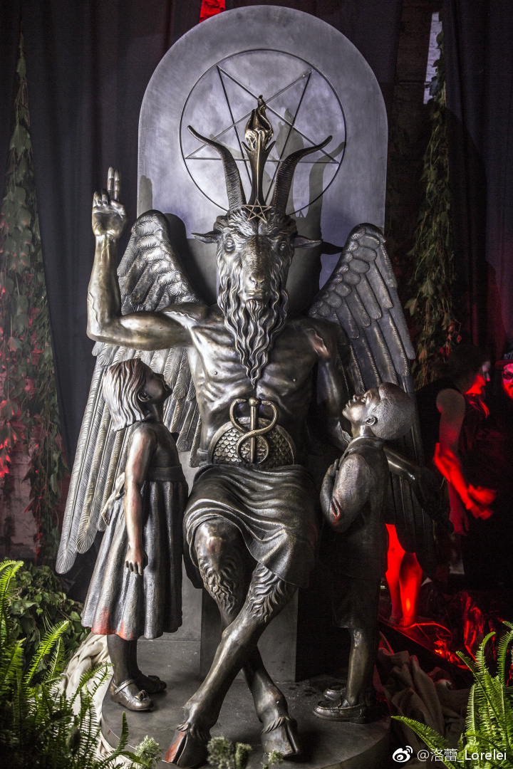 上周,"撒旦神殿"在州议会大厦前举行了轰轰烈烈的恶魔雕像揭幕集会.