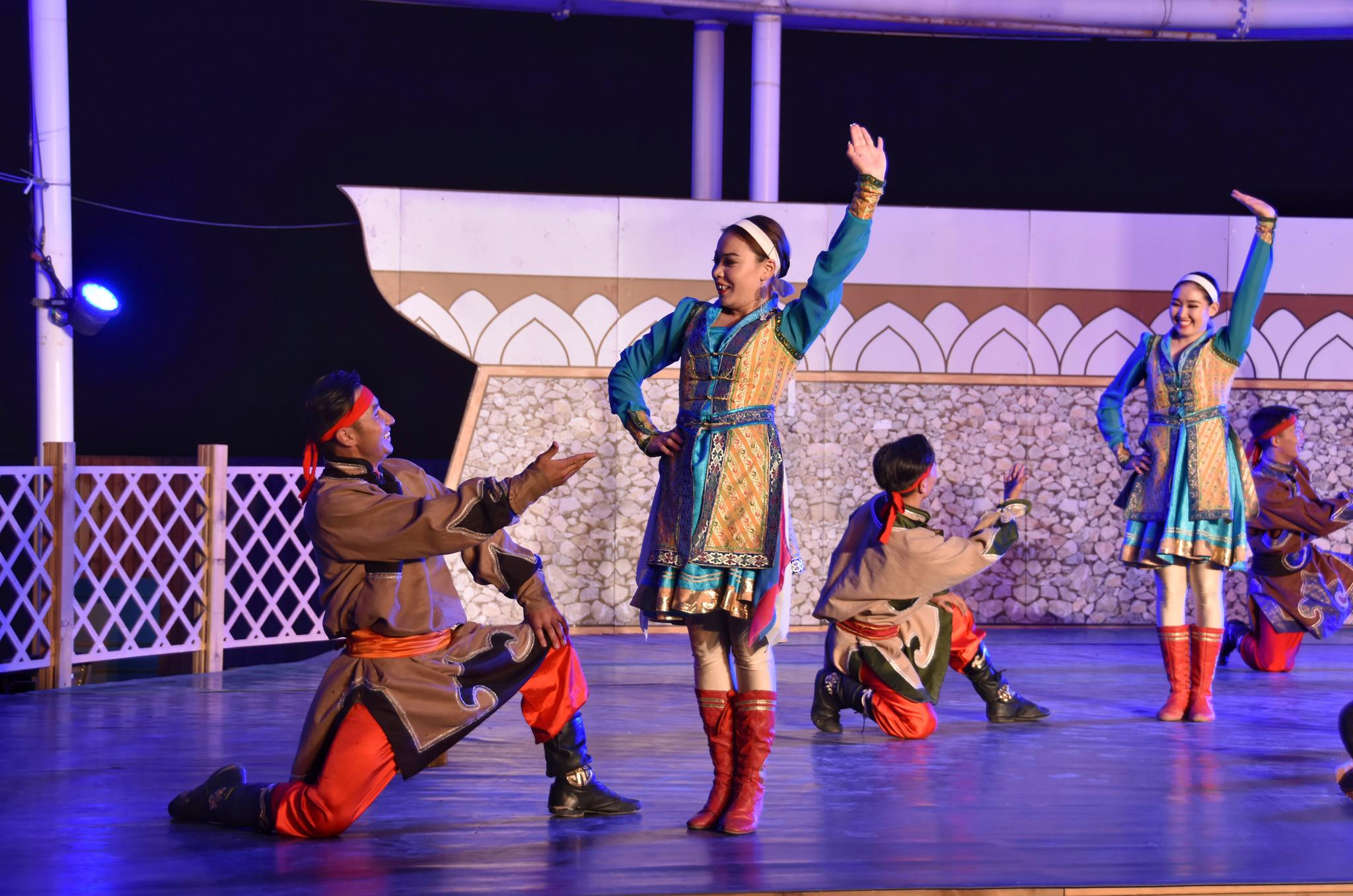 蒙古舞蹈表演在响沙湾的福沙岛度假村内,除了可以从衣食住行等各个