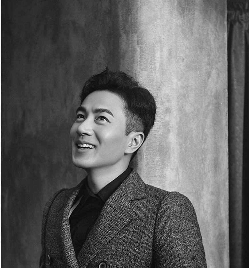 在杨幂的调教下刘恺威时尚感爆棚简单的毛衣穿出流行时尚感