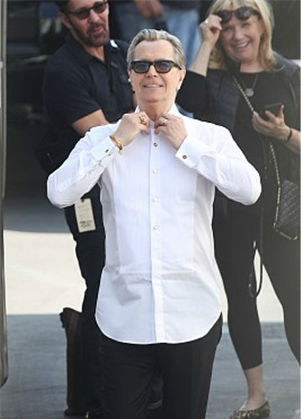 60岁影帝加里,奥德曼,穿白色衬衫系黑色小领结,帅气依旧