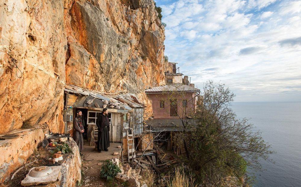 上千名僧人生活在悬崖上的石屋, 有些人一辈子都没下过山