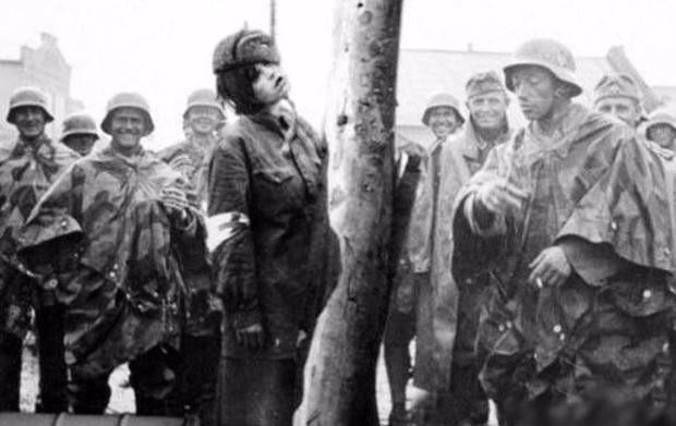 此国80万女兵上战场不穿裤子穿裙子最后死了还被人践踏