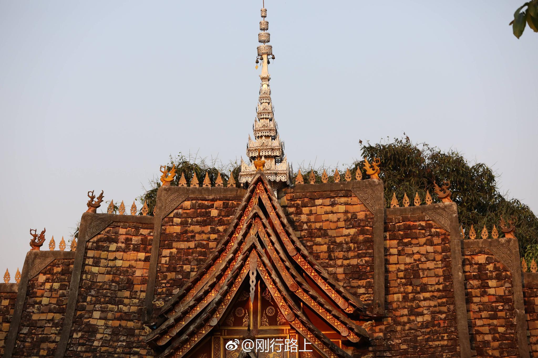 西双版纳傣族园中的曼春满佛寺,是南传佛教的代表之一