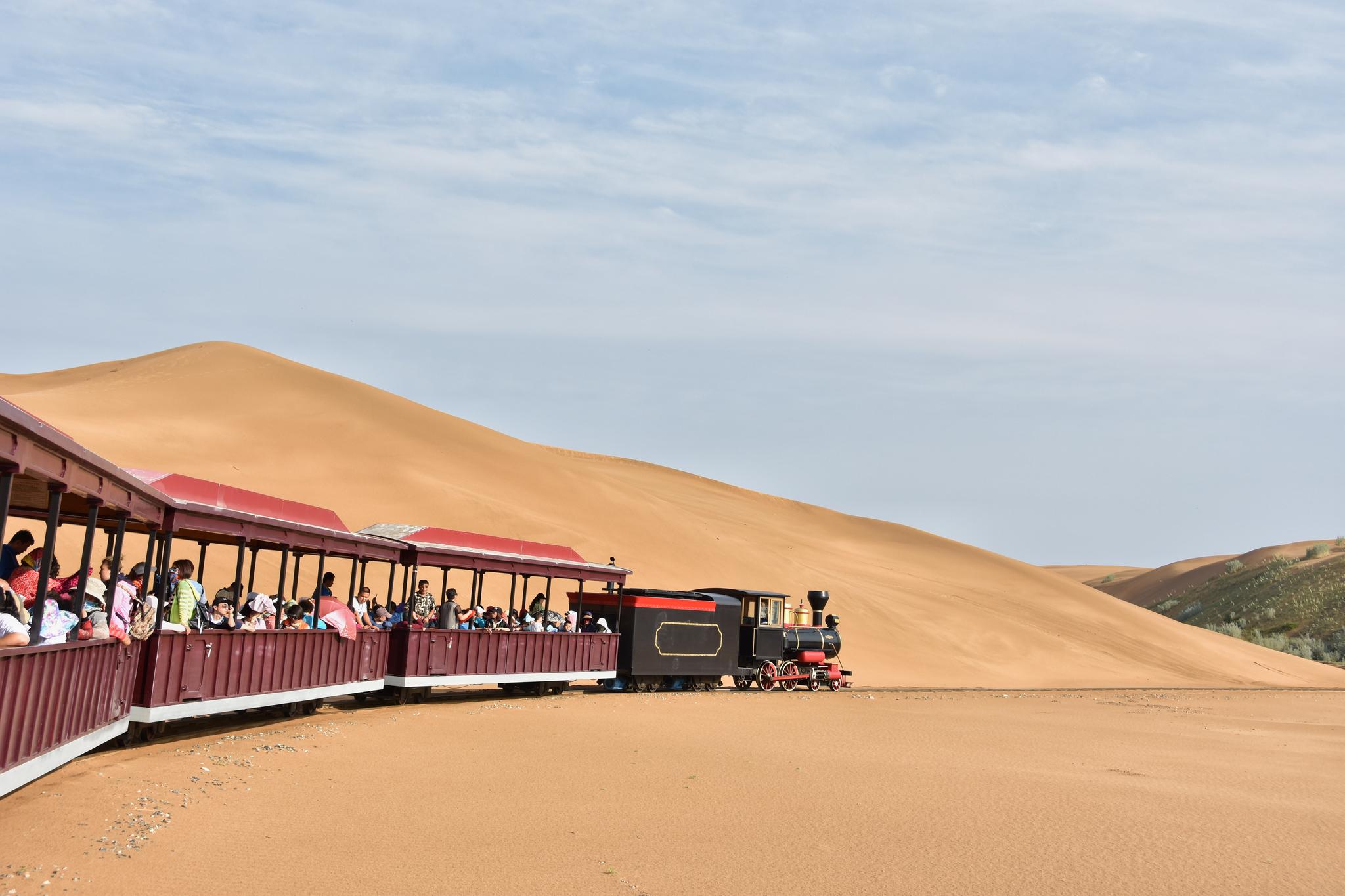 内蒙响沙湾沙海里的度假时光