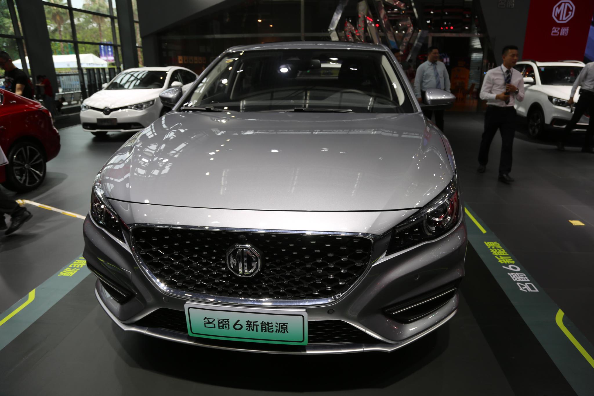 实拍名爵6新能源轿跑车超高颜值曲线撩人