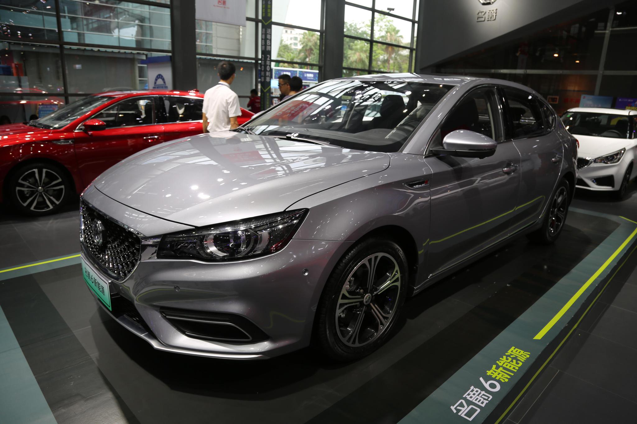 实拍名爵6新能源轿跑车超高颜值曲线撩人