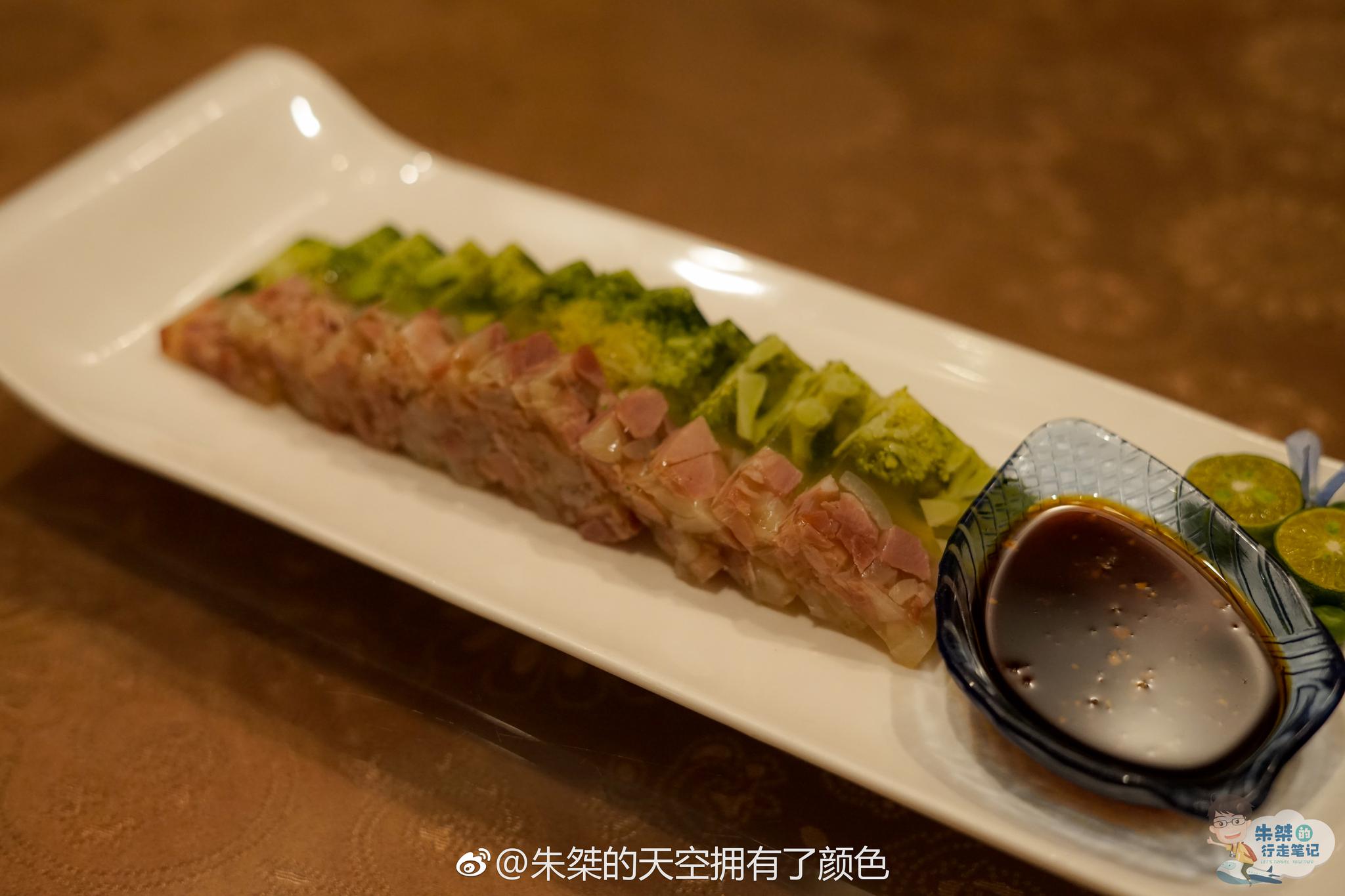 大年初一风情小镇有画舫餐厅（杭帮菜为主）、美好时光茶餐厅（粤菜）