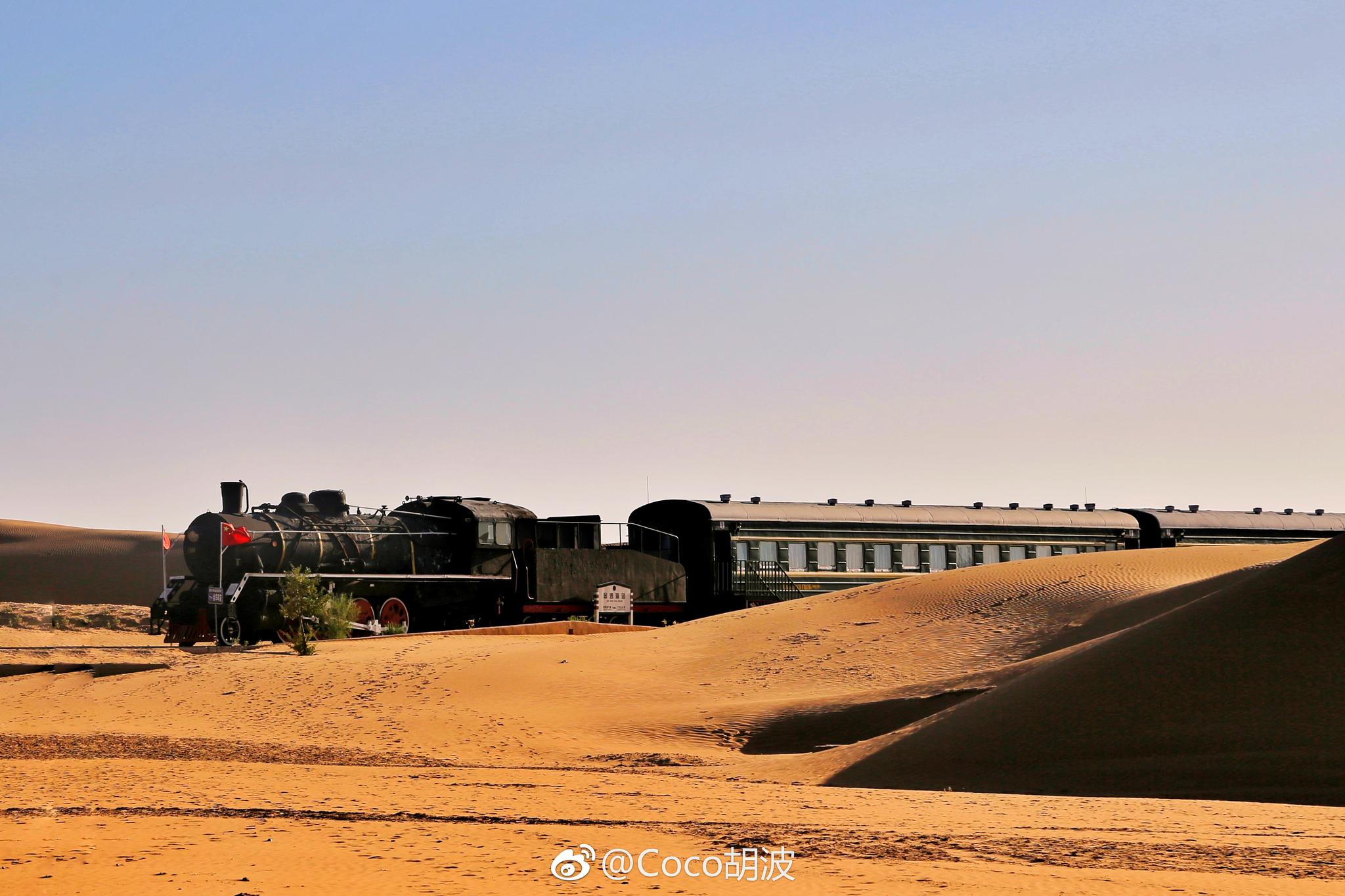 世界首条环沙漠铁路在新疆通车