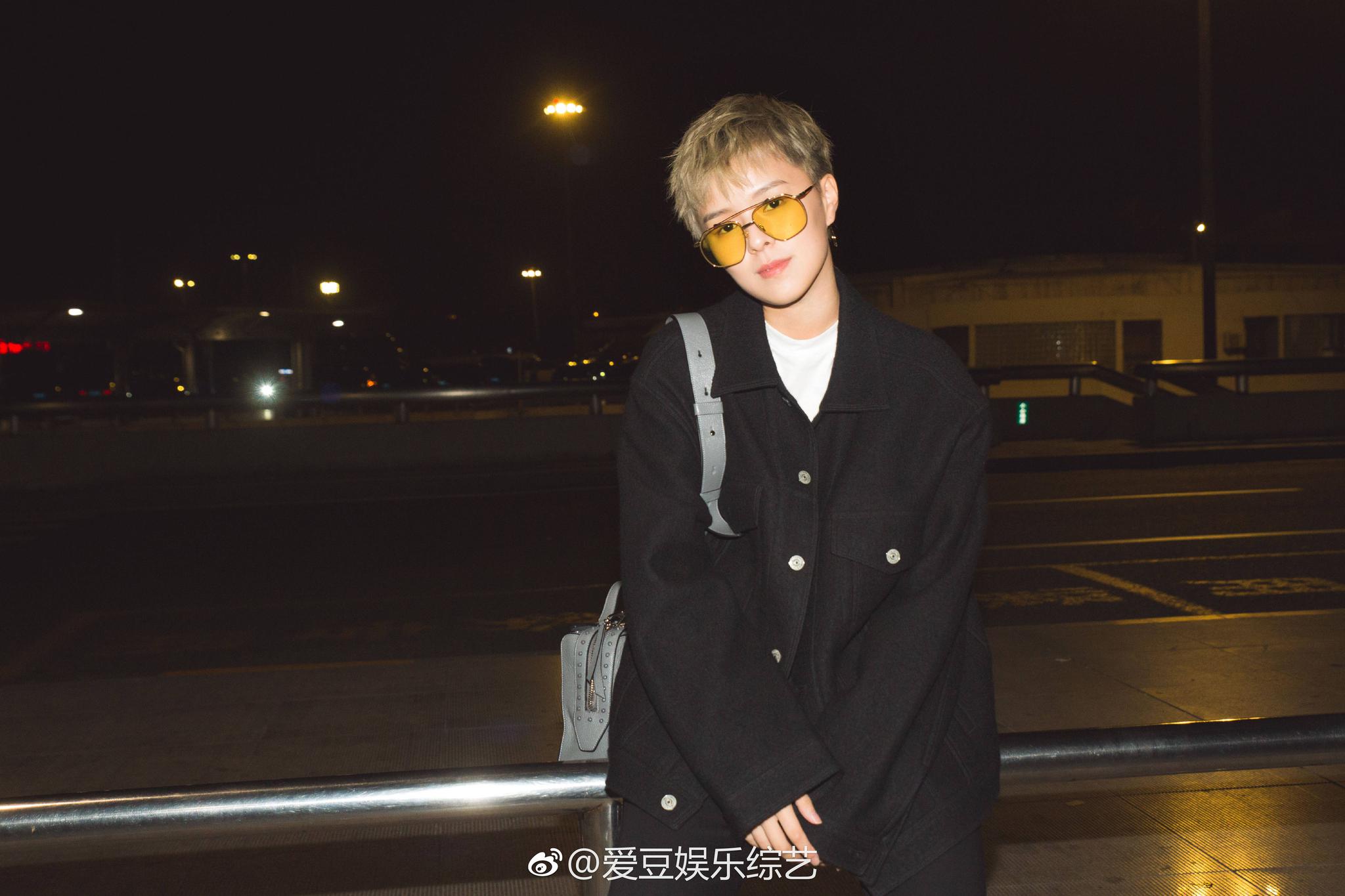 火箭少女101_sunnee 杨芸晴 身着全黑套装出发前往米兰时装周