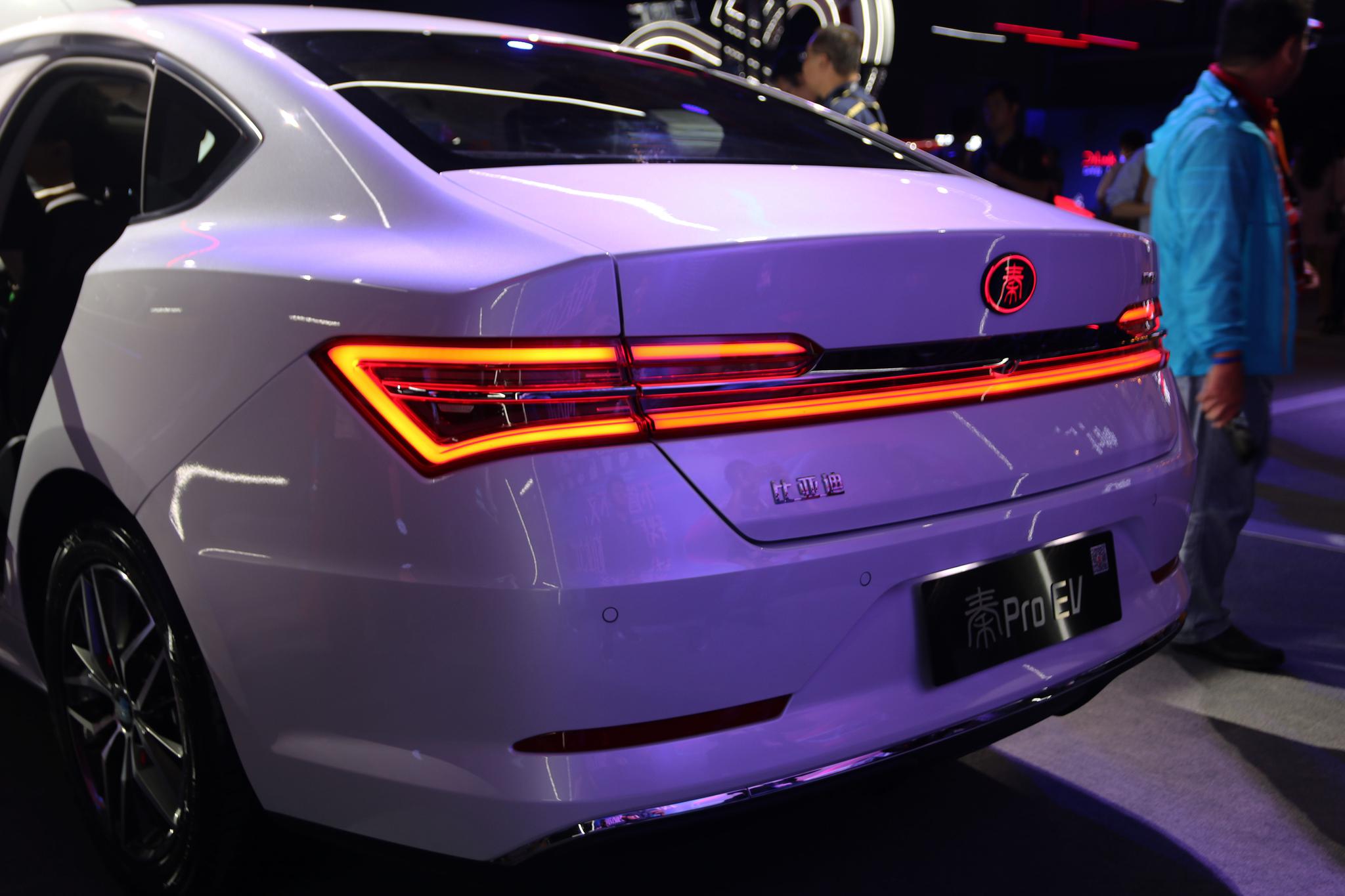 比亚迪秦pro燃油双模纯电版上市,最高售价30万,附参数配置表