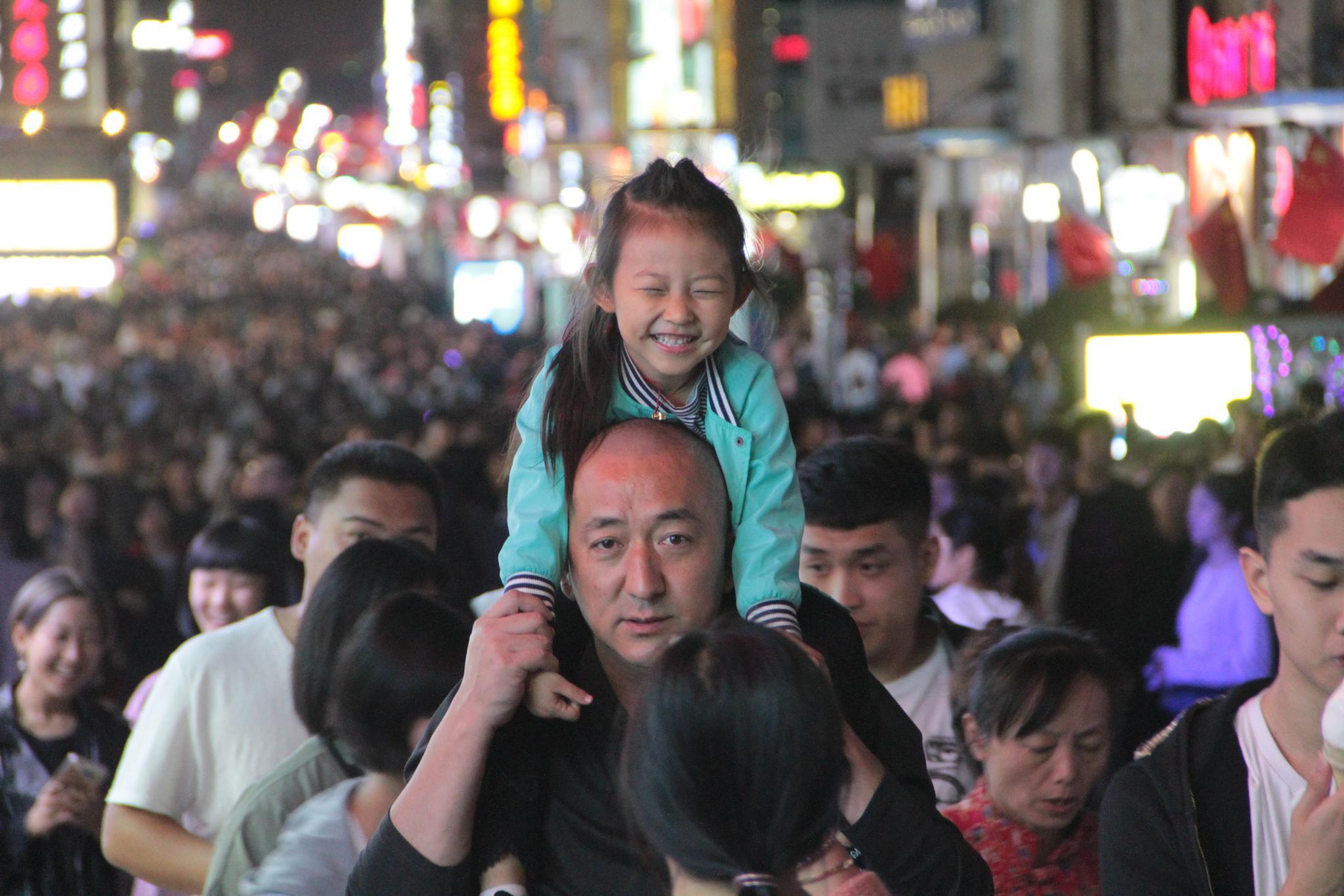 国庆假期青岛台东步行街游客爆满,现场人挤人水泄不通|台东|步行街|青岛_新浪新闻