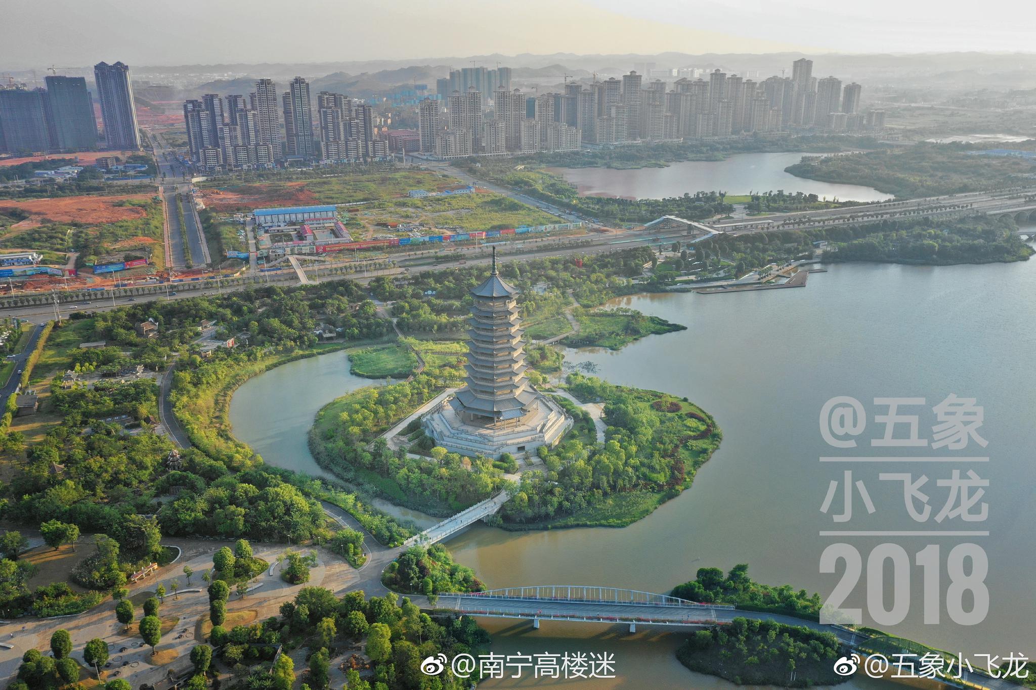 五象湖畔,绿化环绕,这个角度看市民中心,五象湖核心|象湖|湖畔|南宁