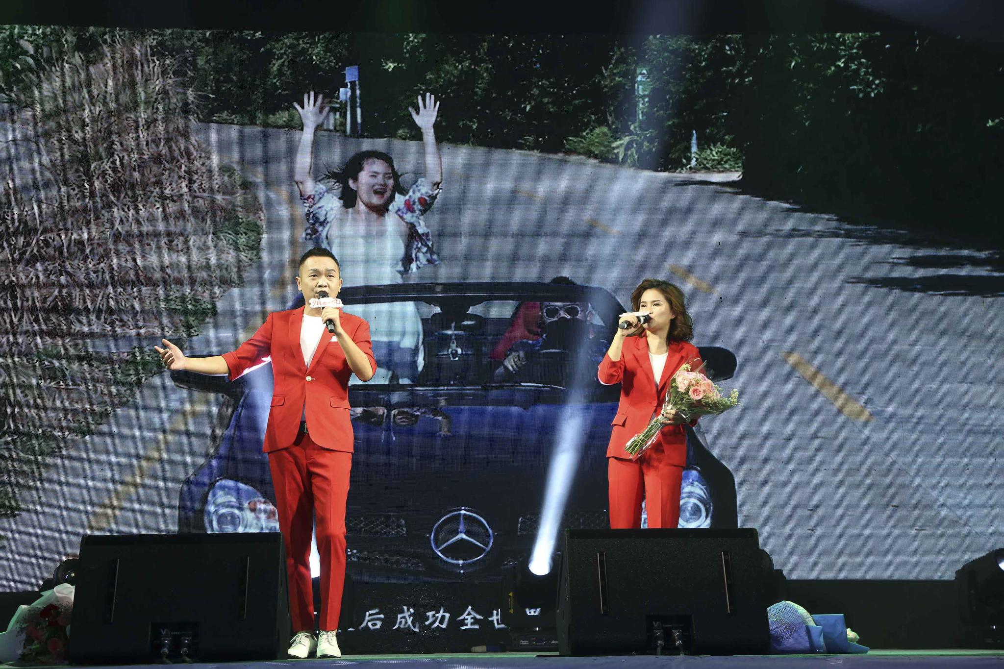 龙凤呈祥组合全新力作《岁月如风》发布会东莞举行为粉丝现场签赠