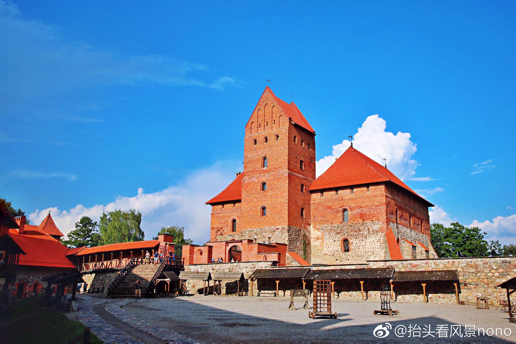 距离立陶宛首都维尔纽斯20多公里,橙红色的建筑矗立在湖心,俯瞰很梦幻