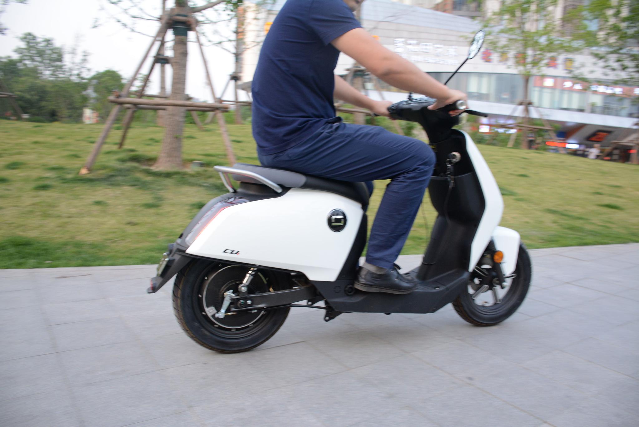 北京上海全国工资最高了五千多！服务员传菜员！其他城市两三四千！越来越好！