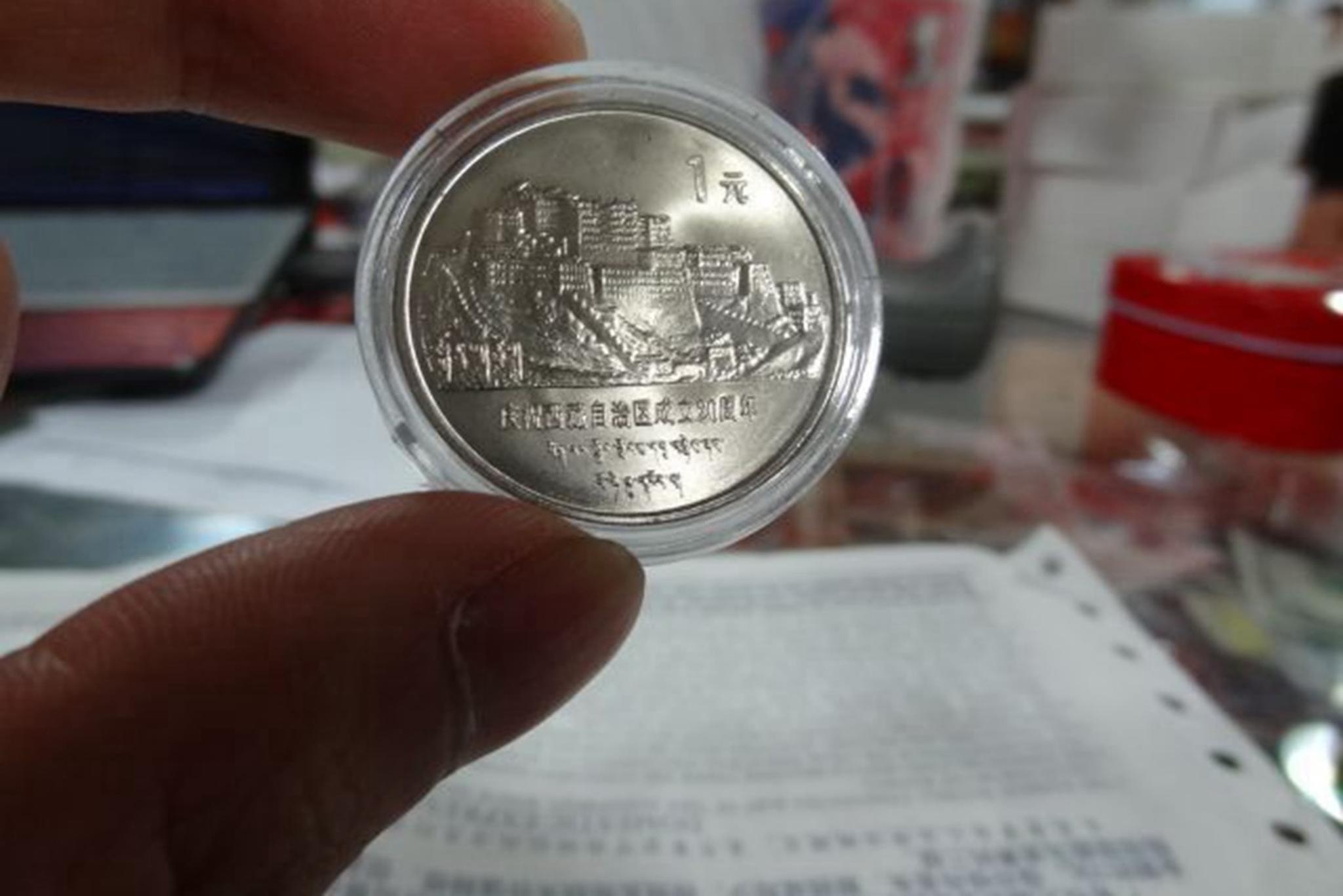 古玩店500元买一枚硬币仔细一看捡漏了老板后悔死了