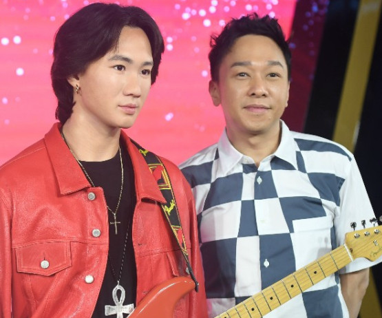 黄家驹现身北京还与黄家强亲密合影,有多少人还记得他