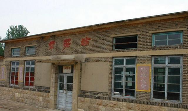 位于我国山东省莱芜市莱城区常庄镇的郊区,辛泰铁路上的一个车站.