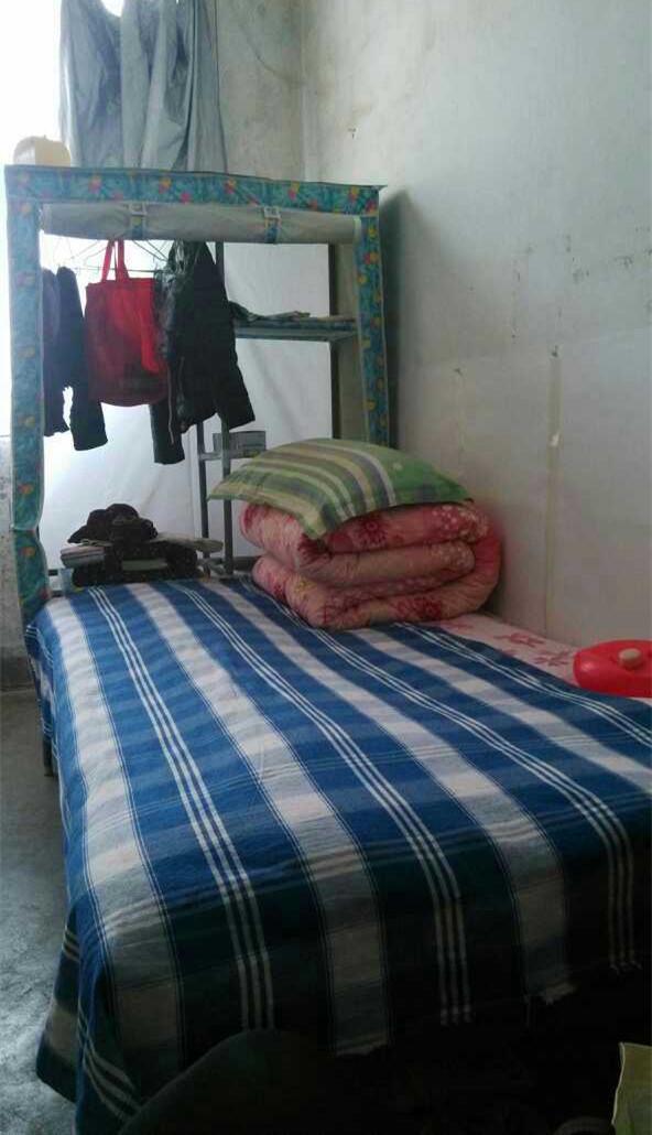 一个农村女教师的宿舍,灶台就在床边,有谁比我住的更差?