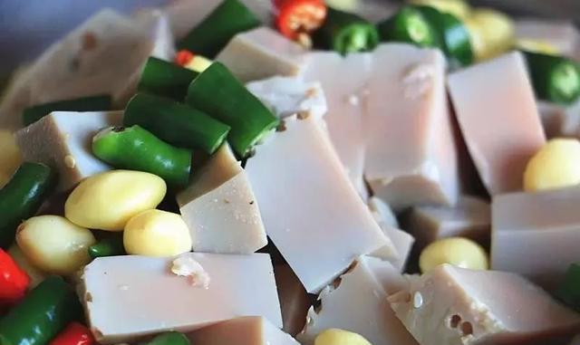 驴皮 驴血 这都是顶呱呱的食材 驴皮可是个好东西 要知道美容养颜的