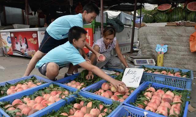 10岁男孩偷水果被抓现行,邻居:家庭教育出现问题,根源在父母