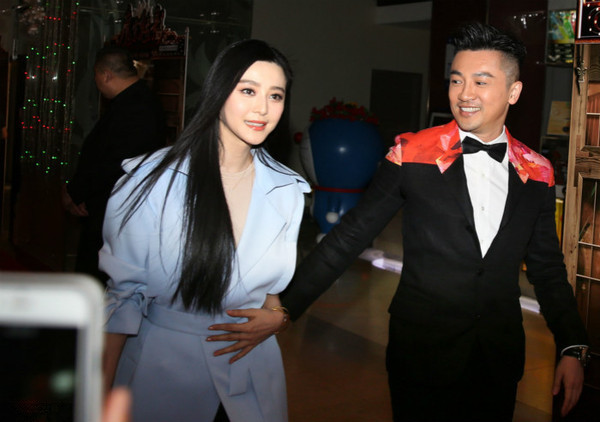 范冰冰一袭蓝色装扮亮相,和苏有朋同框,像大叔和小女孩即视感!