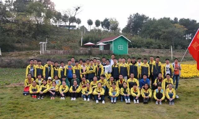 黄陂一中"600分学生俱乐部"在花海乐园充电加油