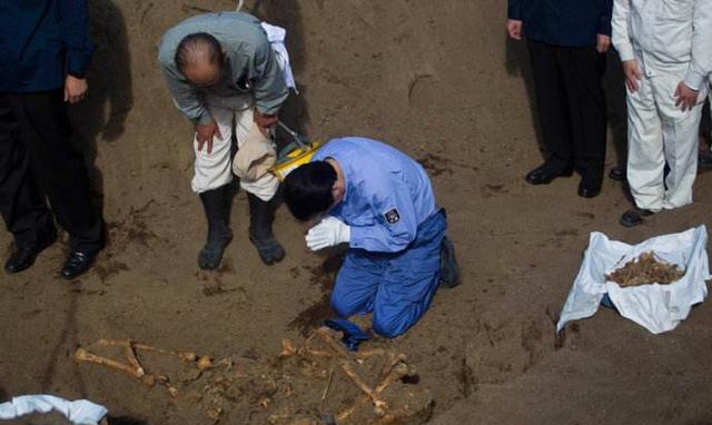 此国埋葬十万中国军人,如今墓碑被当地人砸毁,尸骨散落在棚户区