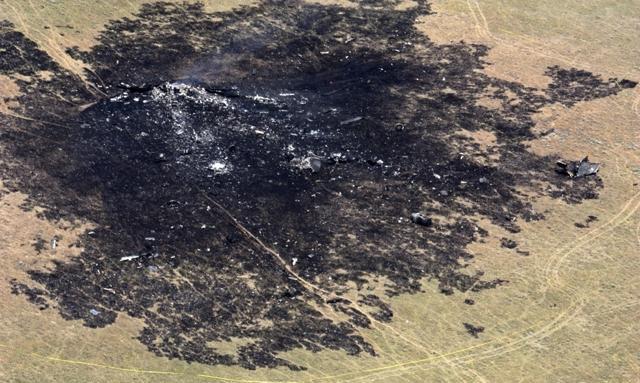 近百吨重的轰炸机坠毁,地面砸出大坑,烧的只剩一堆灰