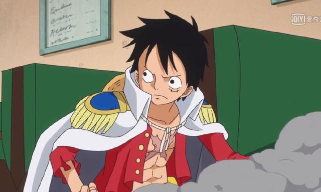 海贼王路飞终于穿上了海军装卡普的梦想实现一半啦