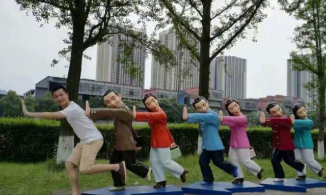 奇葩们让摄影师都笑喷的拍照姿势最后一个神级模仿网友戏精