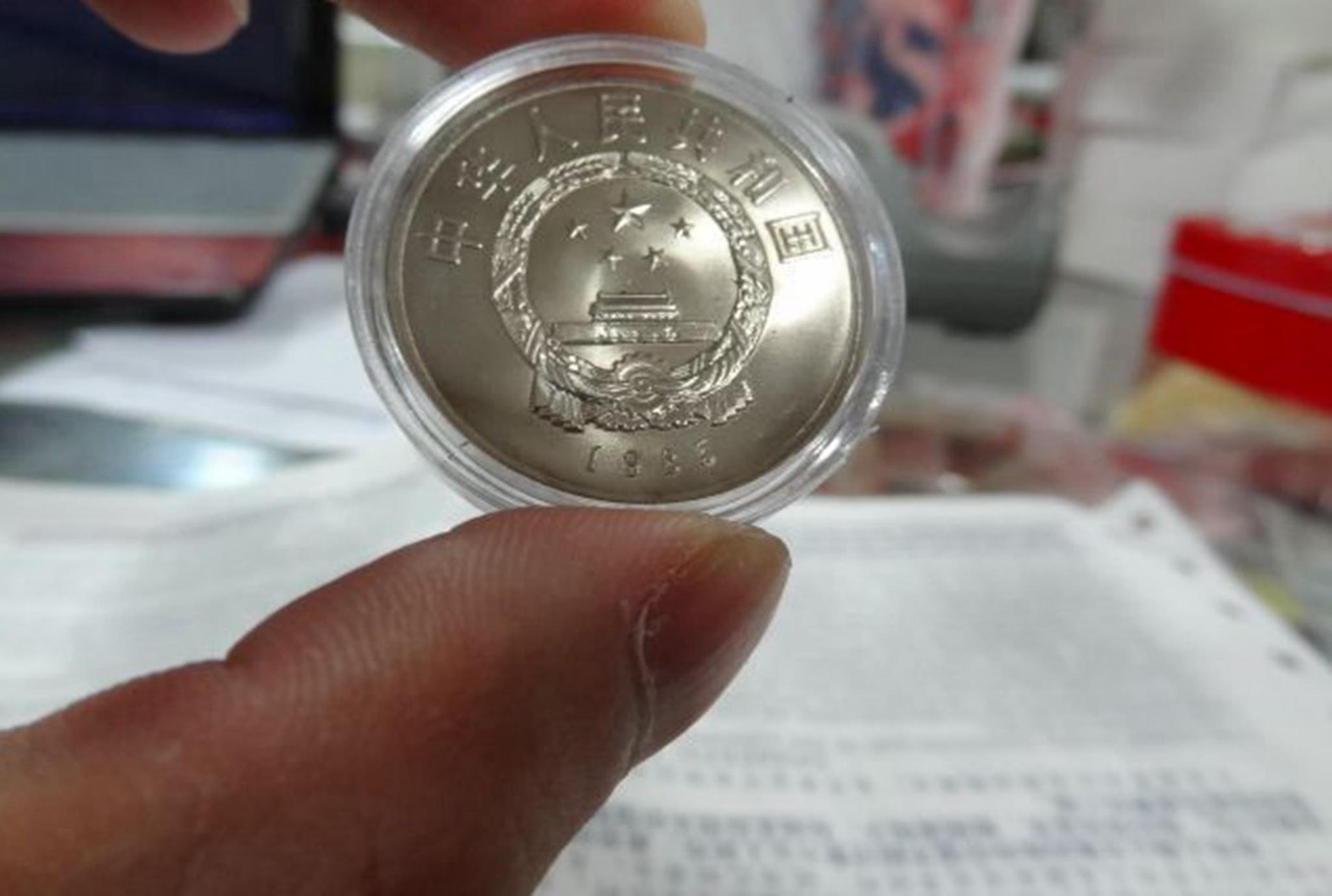 古玩店500元买一枚硬币仔细一看捡漏了老板后悔死了