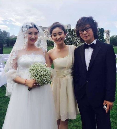 斓曦2017年,事业红红的白百何被媒体拍到背着老公陈羽凡约会十八线